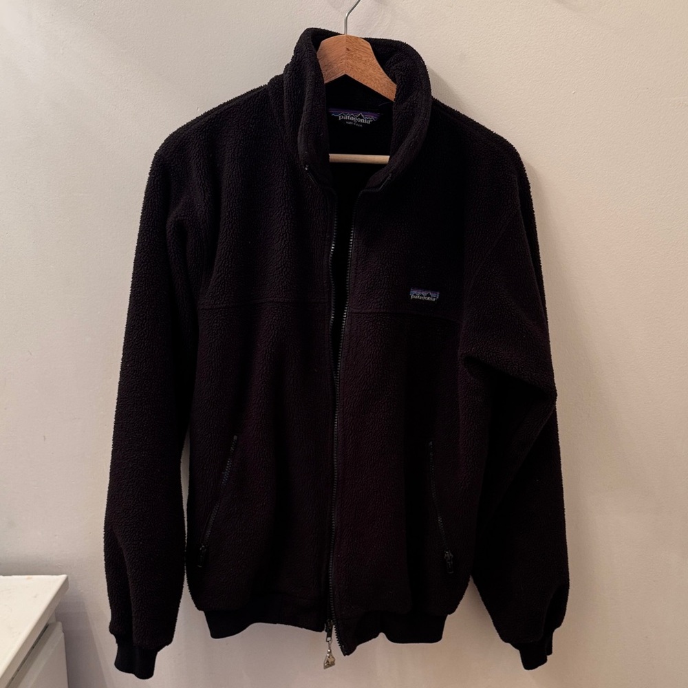Vintage- 90’s Patagonia women’s Zip-Up Black fleece jacket.
